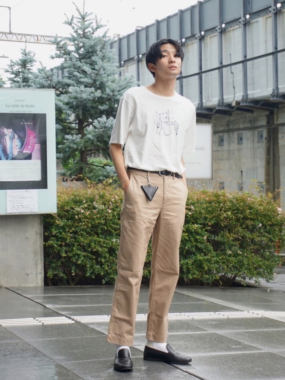 「夏だ！Tシャツ着よう！、白Tシャツ、Tシャツ、今日のコーデ、タックイン、シンプル、ベージュ、ラフ、ootd、いいね、save、フォローお願いします🤑」｜「DRESSEDUNDRESSEDのPhone Number T-Shirt（Tシャツ/カットソー、ホワイト系）」を使った、岡本 大護さん（メンズ・180cm）の夏コーディネートの1枚目の写真