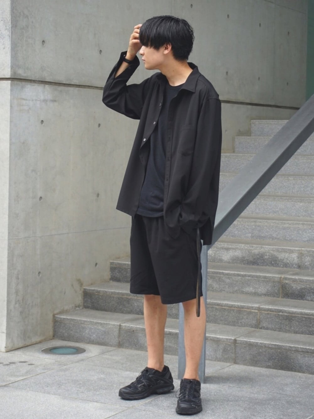 ブラック系のシャツ/ブラウス、ホワイト系のTシャツ/カットソー、ブラック系のその他パンツを着用したメンズの夏コーディネートの1枚目の写真