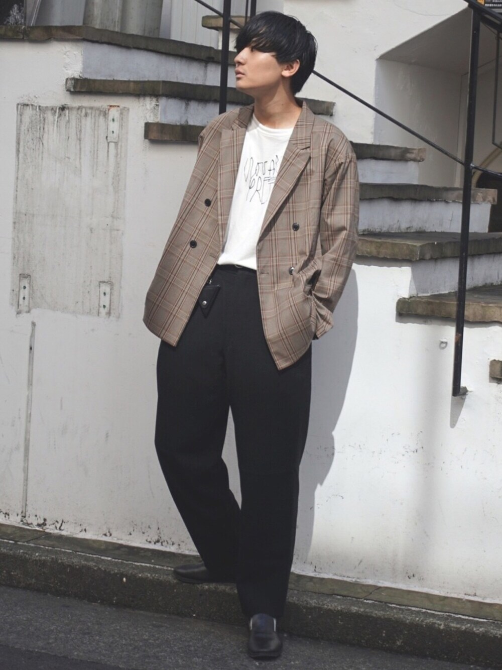 イエロー系のテーラードジャケット、ホワイト系のTシャツ/カットソー、ブラック系のスラックスを着用したメンズの秋コーディネートの1枚目の写真