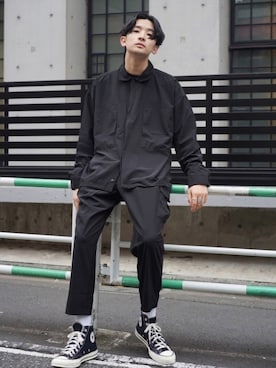 「黒コーデ」｜「アイテム（ナイロンジャケット）」を使った、岡本 大護さん（メンズ・180cm）の春コーディネート