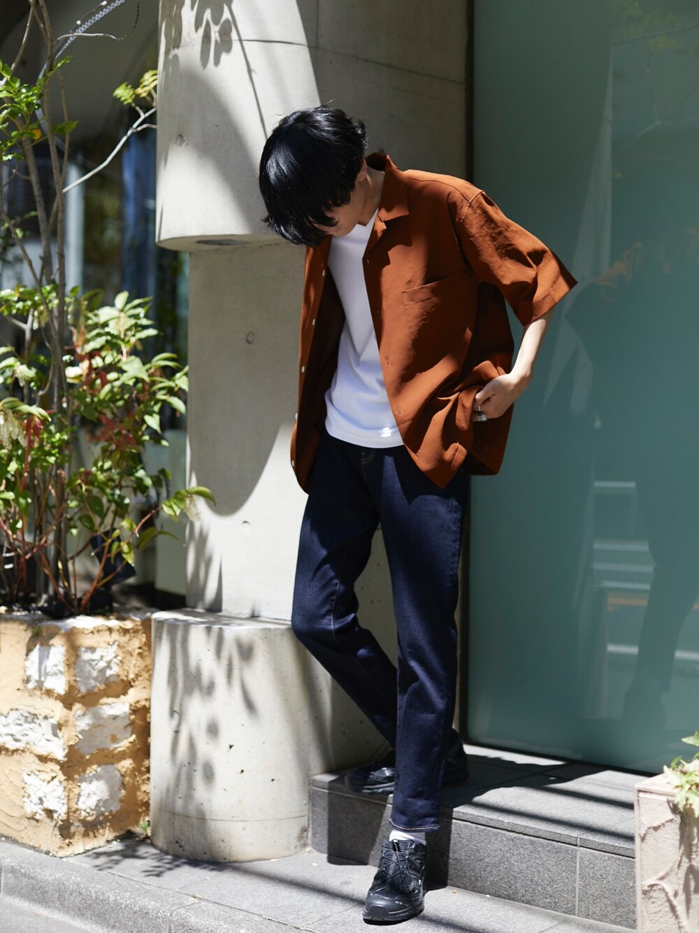 ホワイト系のTシャツ/カットソー、ブルー系のデニムパンツ、ブラック系のシューズを着用したメンズの春コーディネートの1枚目の写真