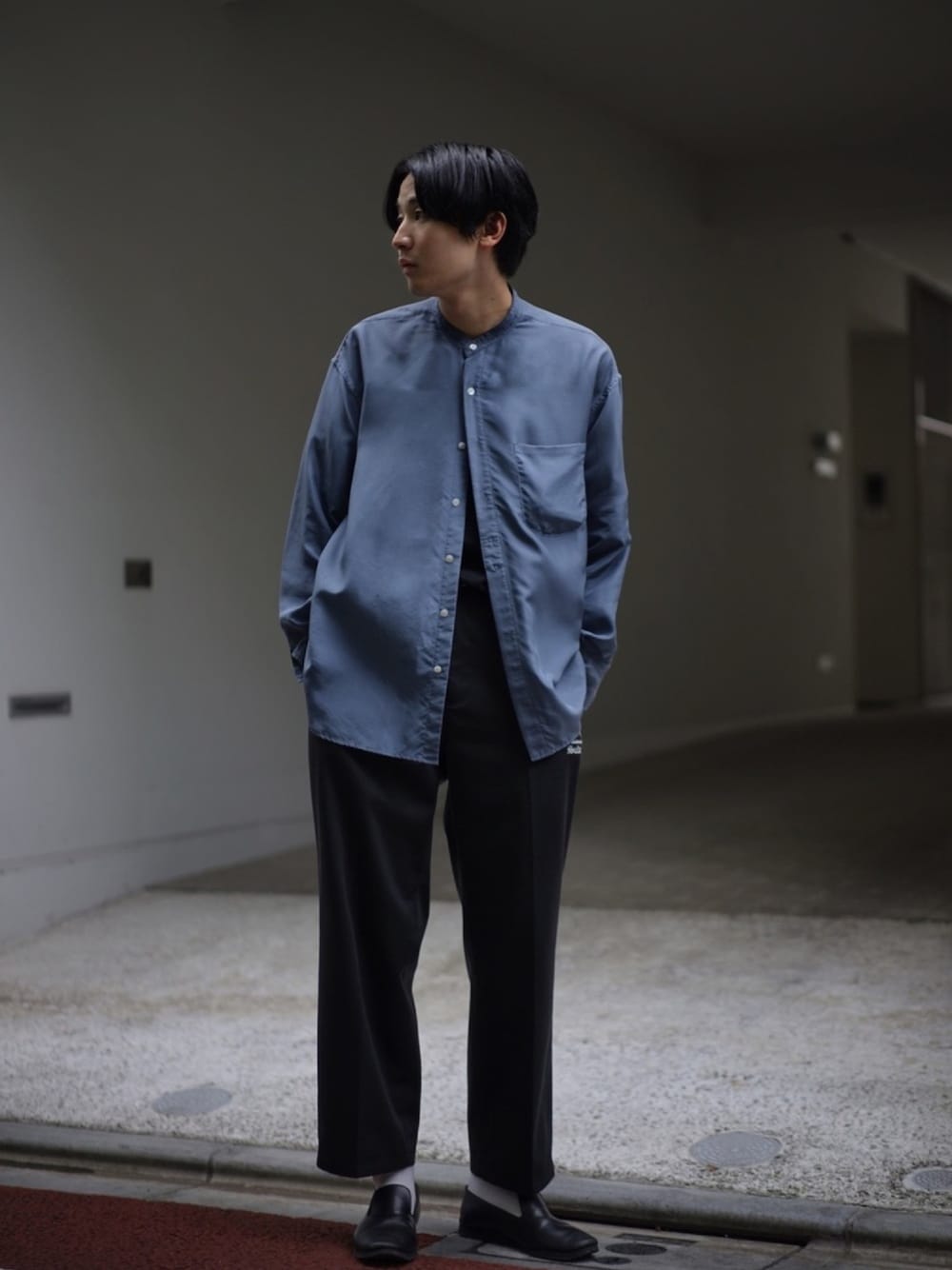 「シンプル、リラックススタイル、バンドカラー、ブルー、スラックス、キレイめ、革靴、夏、いいね、save、フォローお願いします🤑、summer」｜「PUBLIC TOKYOの【2020年新作】ハイクラスシルクバンドカラーシャツ（シャツ/ブラウス、ブルー系）」を使った、岡本 大護さん（メンズ・180cm）の夏コーディネートの1枚目の写真