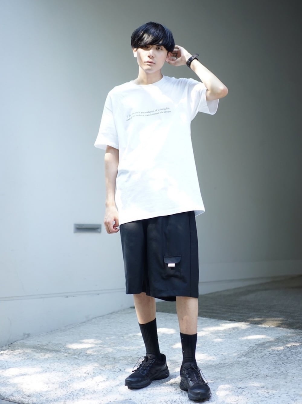 ホワイト系のTシャツ/カットソー、ブラック系のその他パンツ、ブラック系のスニーカーを着用したメンズの夏コーディネートの1枚目の写真