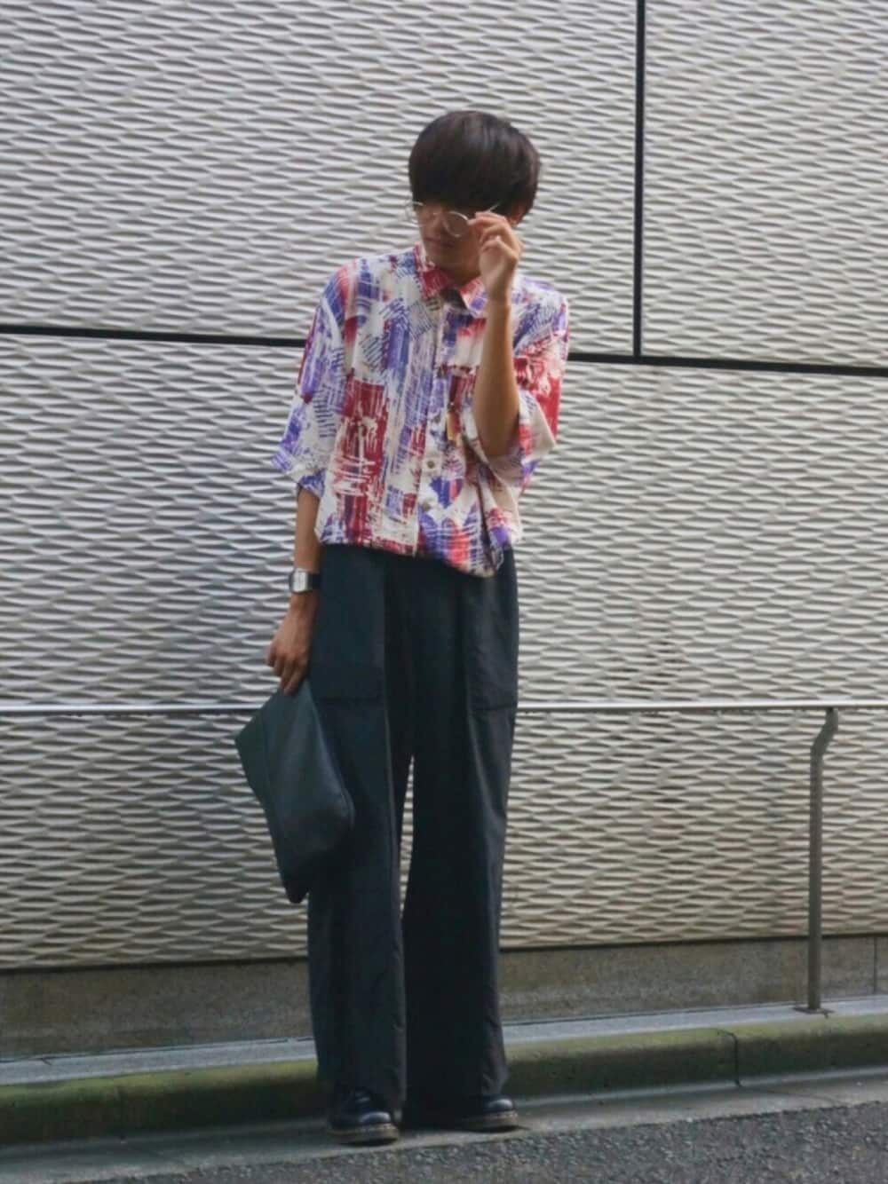 ブラック系のブーツ、ブラック系のその他パンツ、その他のシャツ/ブラウスを着用したメンズの夏コーディネートの1枚目の写真