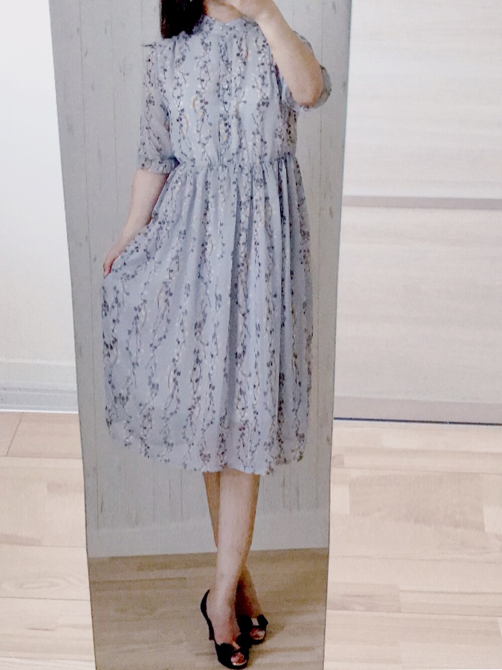 「シンプル、オトナ女子、秋コーデ、大人カジュアル、ロングスカート、花柄ワンピース、花柄、ワンピース、フォロバ、低身長」｜「popureaのアイテム（ワンピース、グレー系）」を使った、すずらんさん（レディース・159cm）の夏コーディネートの1枚目の写真