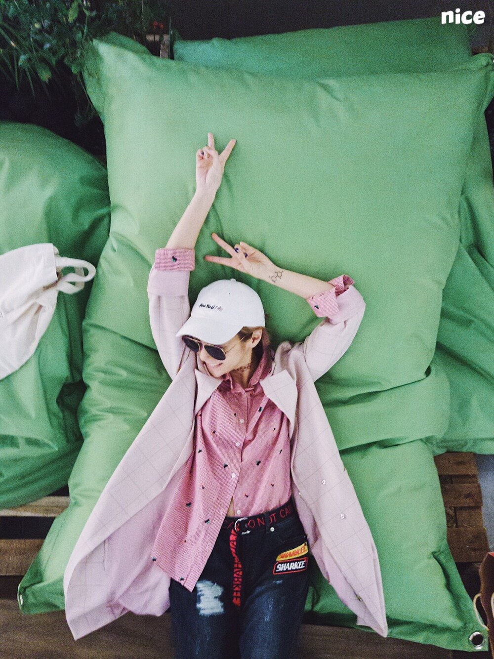 「yunstreetstyle、ootd、outfit、streetstyle」｜「vediveroのアイテム（ファッション雑貨、ブルー系）」を使った、kirbykuoさん（レディース・165cm）の春コーディネートの1枚目の写真