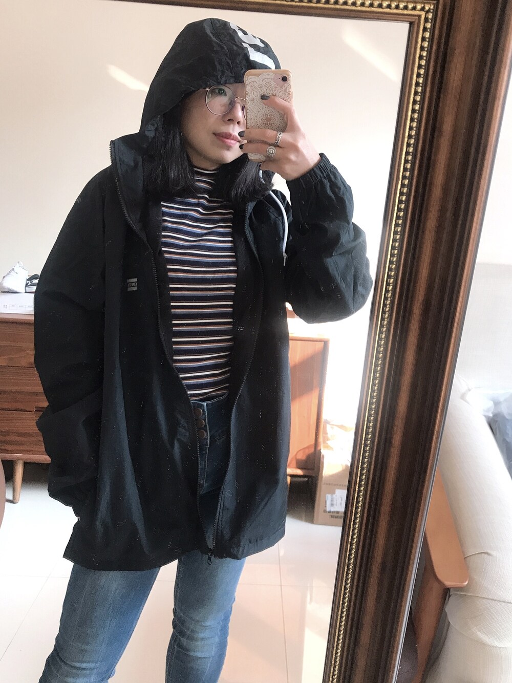 「Levi'sのアイテム（ナイロンジャケット、ブラック系）」を使った、林霜さん（レディース・159cm）の春コーディネートの1枚目の写真