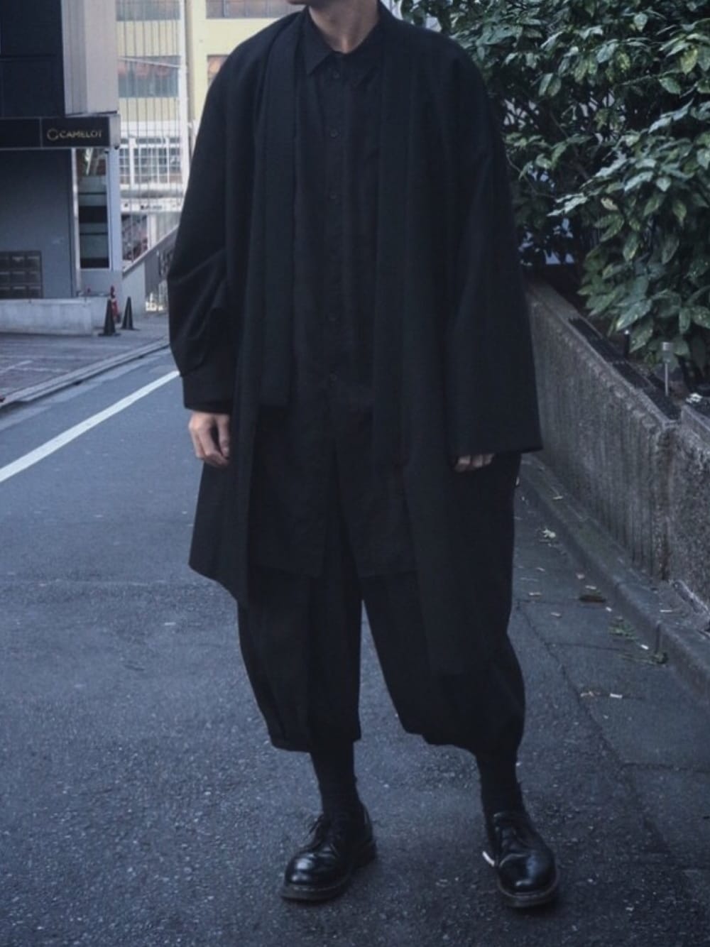 ブラック系のジャケット/アウター、ホワイト系のトートバッグ、ブラック系のシャツ/ブラウスを着用したメンズの冬コーディネートの1枚目の写真