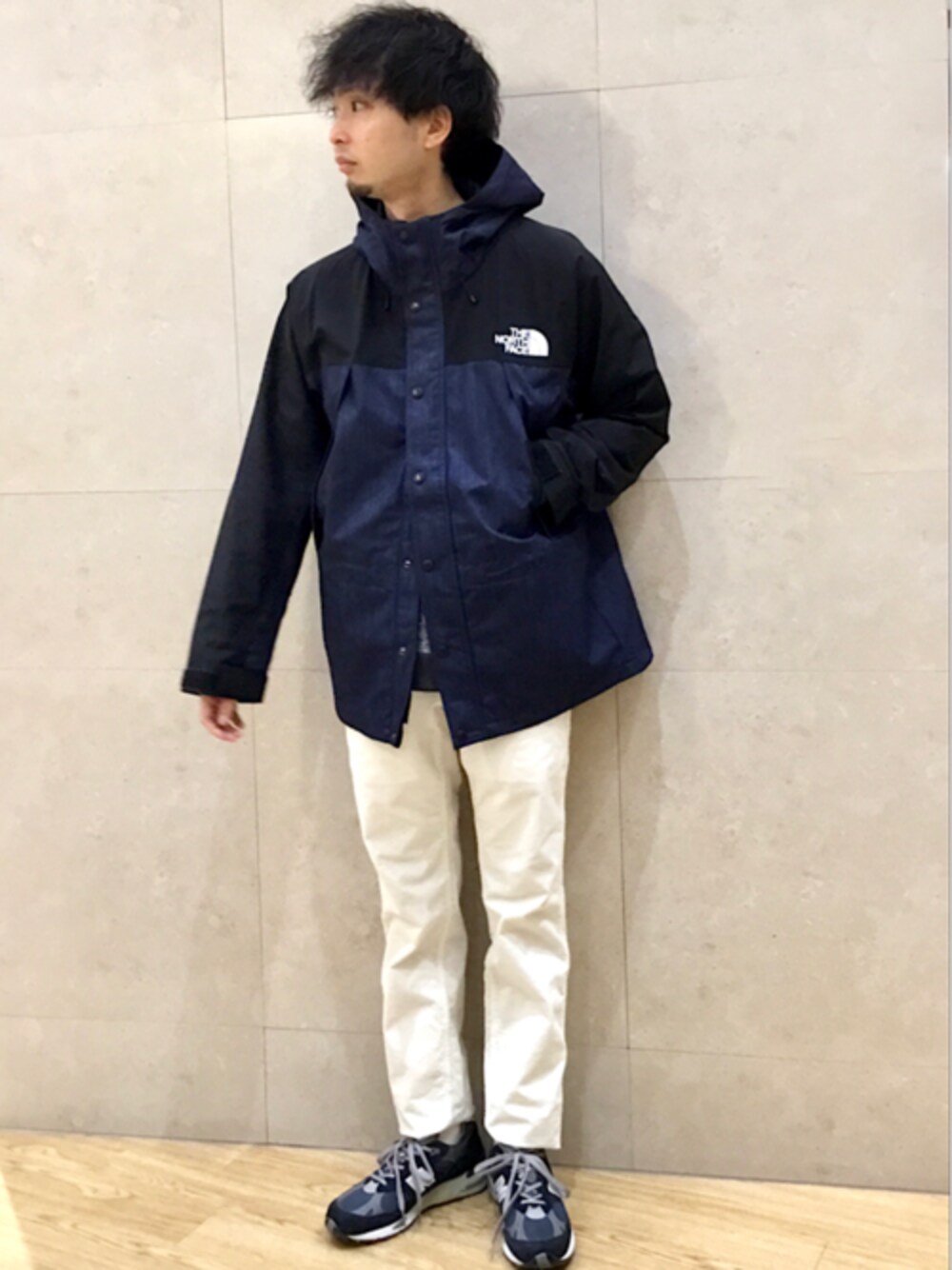 「テーパードパンツ、スニーカー、カジュアル、New Balance、フリース、コーデュロイパンツ、シップス、SHIPS、THE NORTH FACE、マウンテンライトジャケット」｜「SHIPSのSHIPS: SHELTECH Warm(R) メランジ フリース プルオーバー（スウェット、グレー系）」を使った、梶山さん（メンズ・174cm）の冬コーディネートの1枚目の写真
