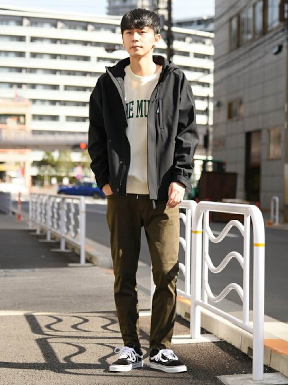 ブラック系のブルゾン、ベージュ系のスウェット、グリーン系のその他パンツを着用したメンズの冬コーディネートの1枚目の写真