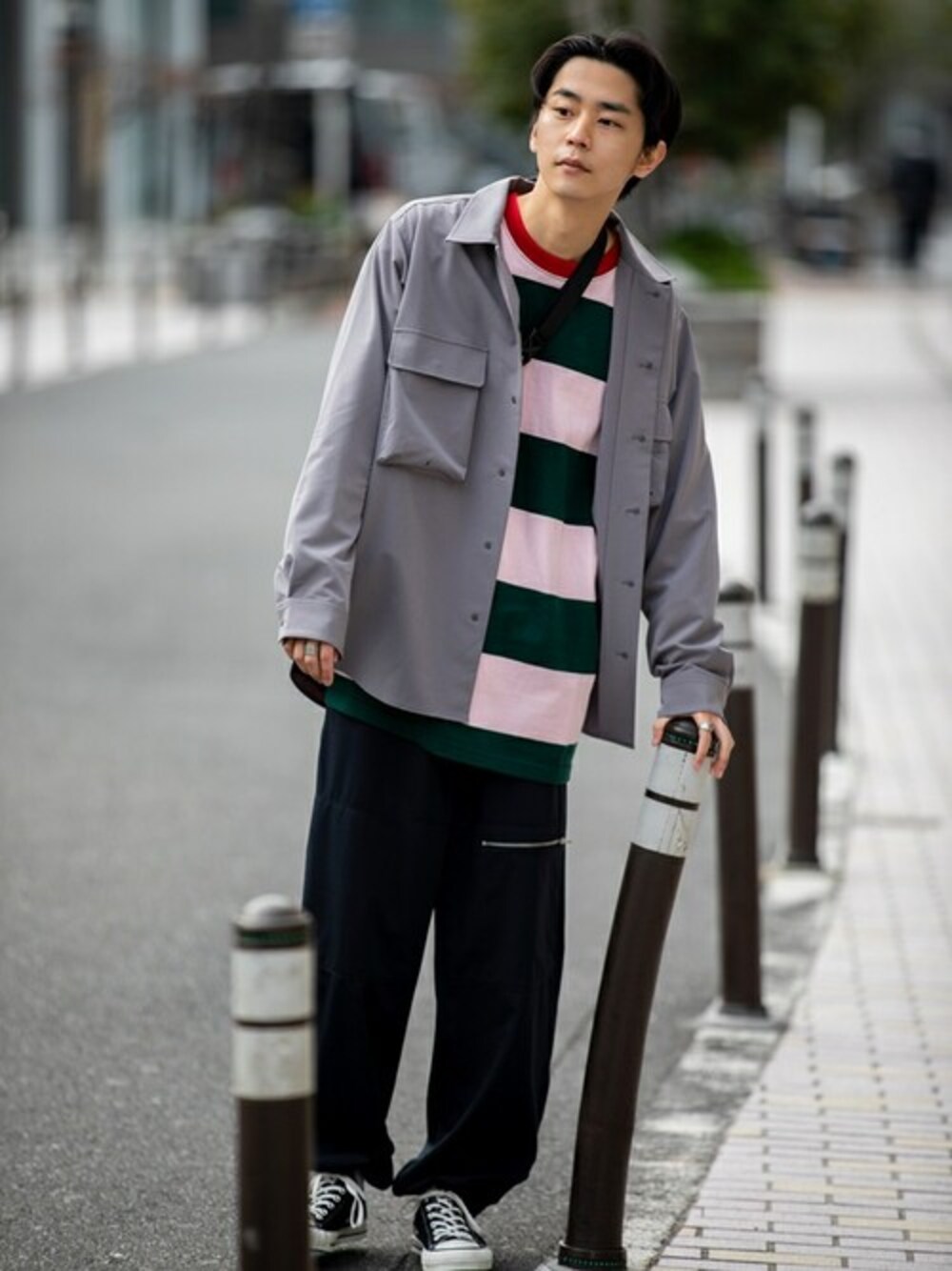 グレー系のシャツ/ブラウス、ブラック系のスニーカー、レッド系のショルダーバッグを着用したメンズの春コーディネートの1枚目の写真