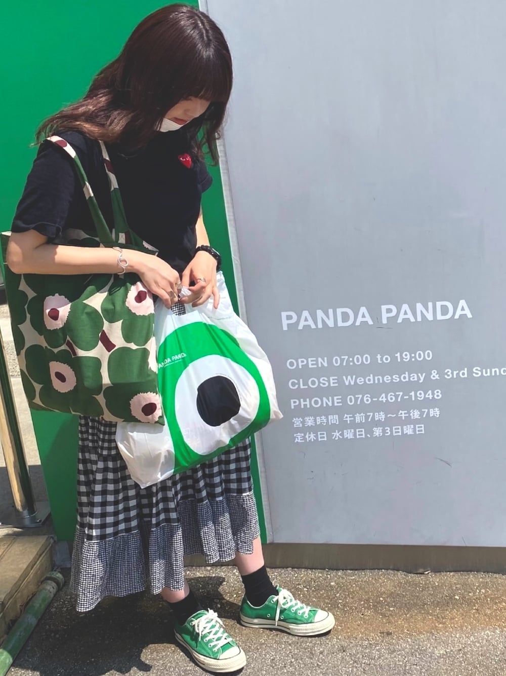 「マリメッコ、marimekko、コムデギャルソン、COMME des GARCONS、ギンガムチェック、コンバース、converse、CT70s、チャックテイラー、フレアスカート」｜「COMME des GARCONSのPLAY Comme des Garcons® tee（Tシャツ/カットソー、ブラック系）」を使った、F⋓﻿-K△さん（レディース・167cm）の夏コーディネートの1枚目の写真