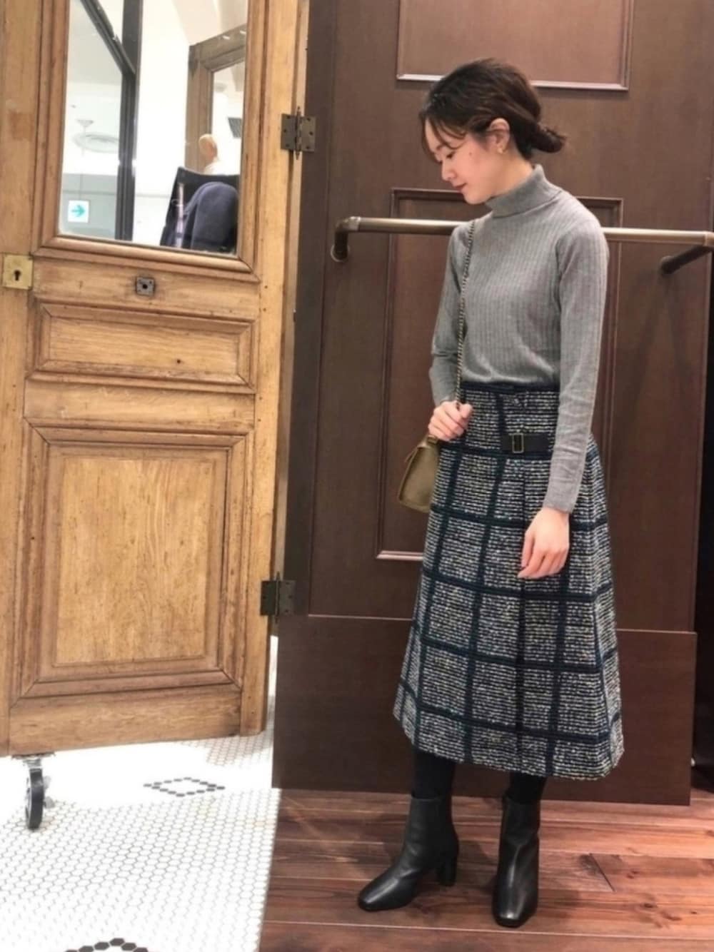 「冬コーデ、シンプルコーデ、チェック、休日スタイル、きれいめカジュアル、オトナ女子、クリスマス、デート、タートルネック、ショートブーツ」｜「NOMBRE IMPAIRの４者混リブ タートルネックニット（ニット/セーター、グレー系）」を使った、kazama.さん（レディース・161cm）の秋コーディネートの1枚目の写真
