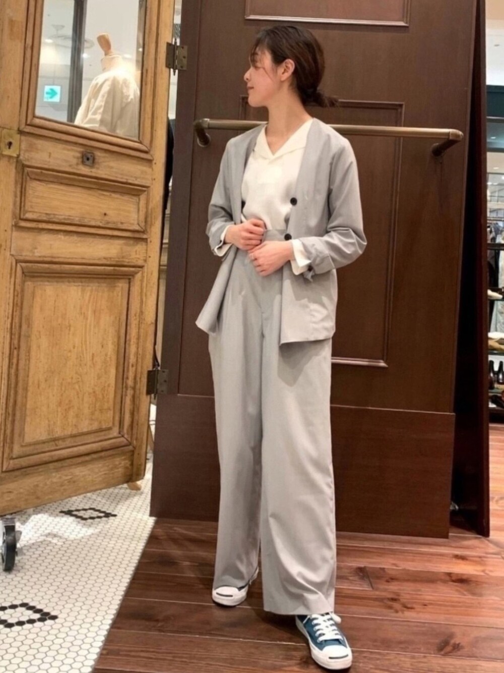 「シンプルコーデ、セットアップ、スニーカーコーデ、コンバース、ootd、きれいめカジュアル、ジャケット、フォーマル、春コーデ、ワイドパンツ」｜「NOMBRE IMPAIRの【BBM】ウォッシャブルカルゼ　ノーカラーＷジャケット（ノーカラージャケット、グレー系）」を使った、kazama.さん（レディース・161cm）の冬コーディネートの1枚目の写真