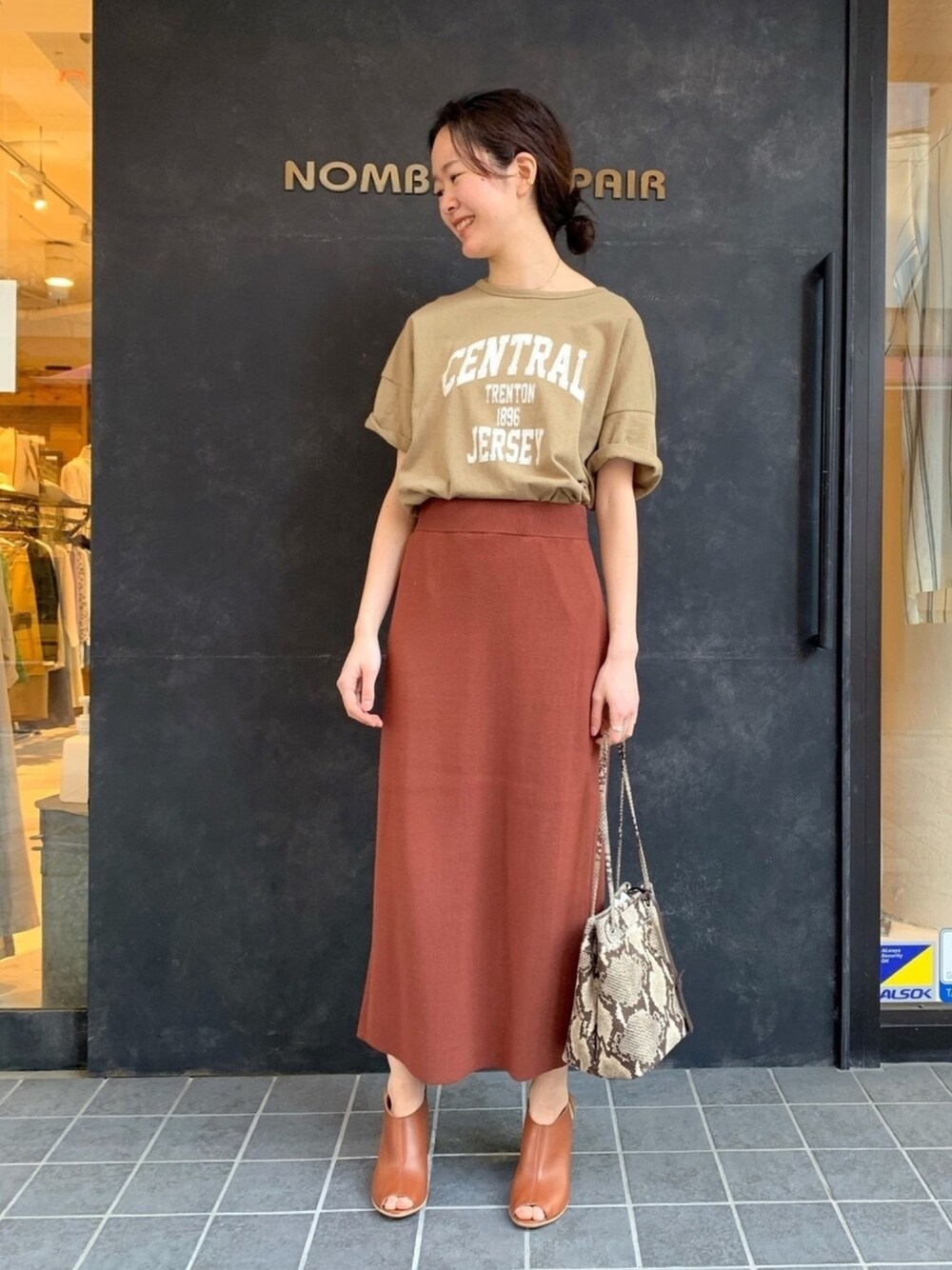 「楽チンコーデ、大人カジュアル、リラックススタイル、パイソン柄、ブラウン、Tシャツ、スカート、サンダル、ベージュ、きれいめカジュアル」｜「NOMBRE IMPAIRのCENTRAL JERSEY ワイドTシャツ（Tシャツ/カットソー、ベージュ系）」を使った、kazama.さん（レディース・161cm）の春コーディネートの1枚目の写真