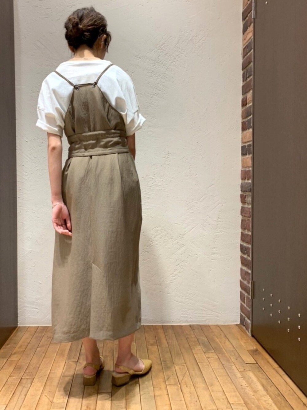 「オトナカジュアル、シンプルコーデ、ラクチンコーデ、きれいめカジュアル、春夏コーデ、キャミワンピース、白Tシャツ、オトナ女子、休日スタイル」｜「NOMBRE IMPAIRのウェービーツイル ベルト付きキャミワンピース（ワンピース、グリーン系）」を使った、kazama.さん（レディース・161cm）の春コーディネートの1枚目の写真