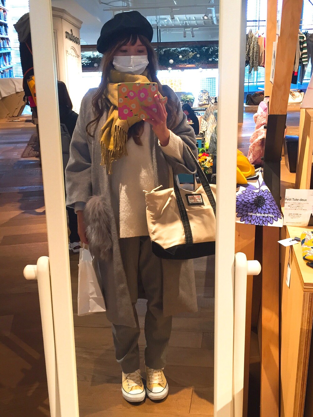 「グレー、ポケットファーコート、ベレー帽、コンバース」｜「CONVERSEのアイテム（スニーカー、イエロー系）」を使った、nicoさん（レディース・162cm）の冬コーディネートの1枚目の写真