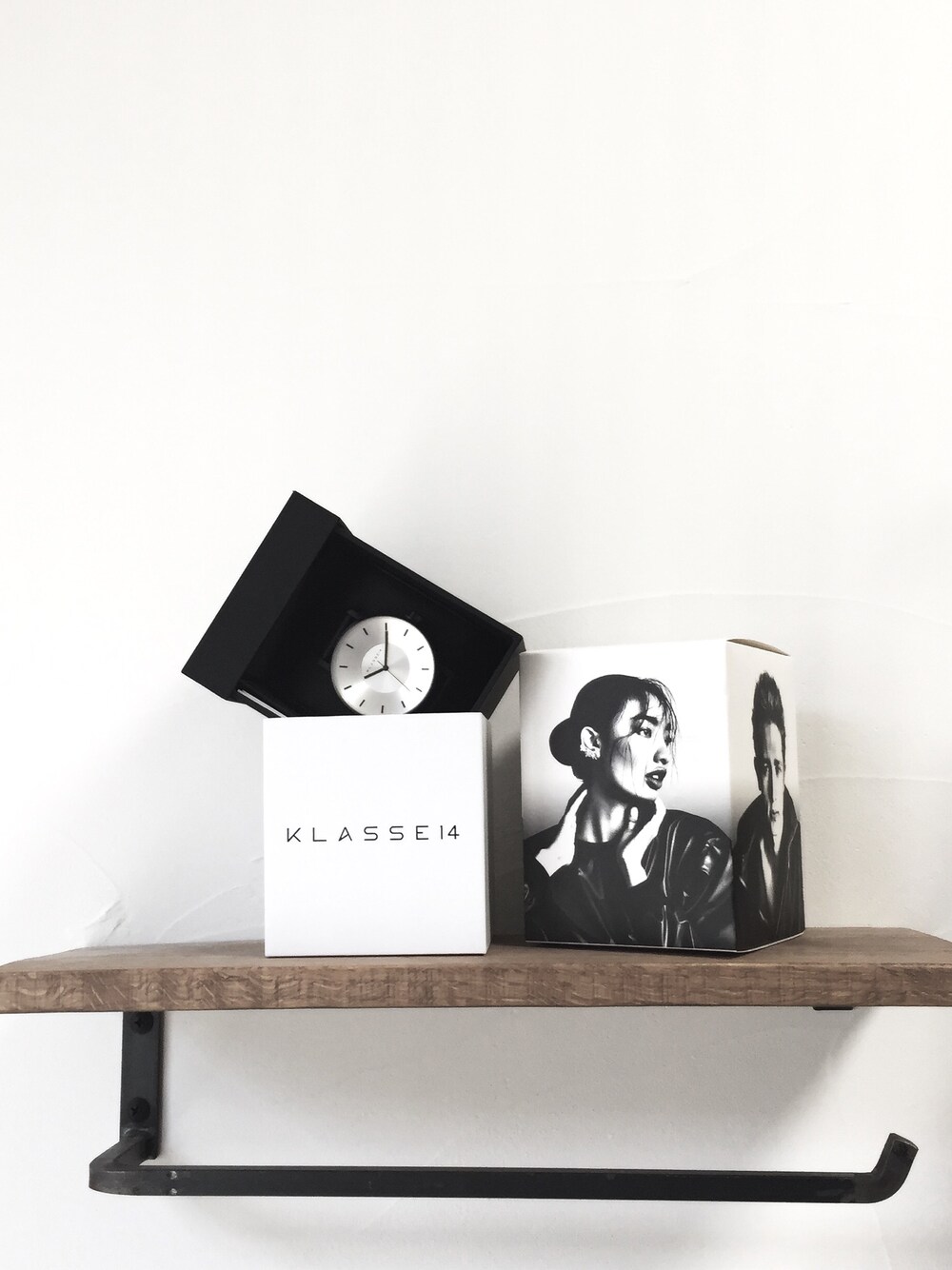 「シンプルコーデ、時計、Klasse14、春、大人カジュアル、シンプル」｜「bpr BEAMSのKLASSE14 / Volare BLK001（アナログ腕時計、ブラック系）」を使った、てつぺいさん（メンズ・180cm）の春コーディネートの1枚目の写真