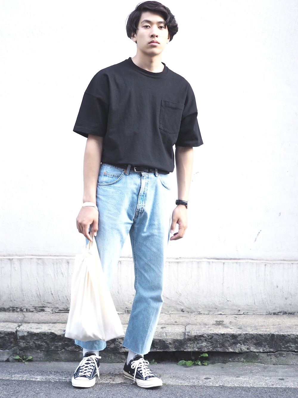 「ドラフトアダムエロペ、黒、黒Tシャツ、モノトーン、シンプル、休日スタイル、ビッグシルエット、ワイドパンツ、デニム、コンバース」｜「ADAM ET ROPE'のハイゲージコットン　オーバーＴシャツ（Tシャツ/カットソー、ブラック系）」を使った、てつぺいさん（メンズ・177cm）の夏コーディネートの1枚目の写真