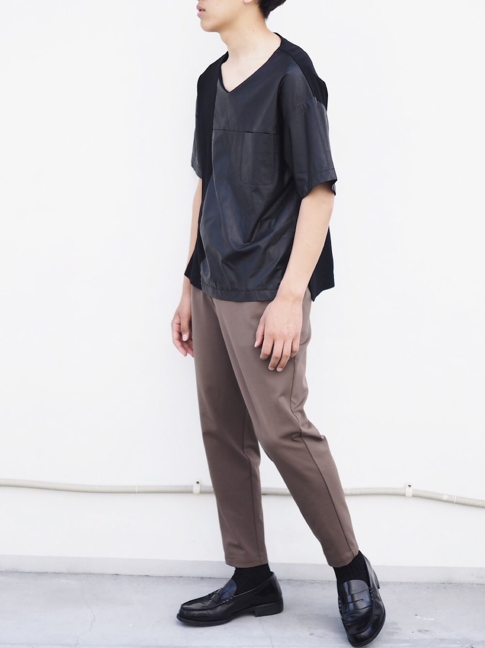 「シンプル、シンプルコーデ、ブラック、Tシャツ、モノトーン、モード、夏、革靴、ローファー」｜「tk.TAKEO KIKUCHIのフェイクレザーTブラウス（シャツ/ブラウス、ブラック系）」を使った、てつぺいさん（メンズ・177cm）の夏コーディネートの1枚目の写真