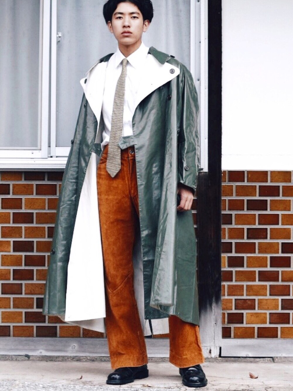 「冬コーデ、コート、古着、ヴィンテージ、ビックシルエット、シンプル、高校生、ootd」｜「VINTAGEのアイテム（パンツ、オレンジ系）」を使った、てつぺいさん（メンズ・177cm）の冬コーディネートの1枚目の写真