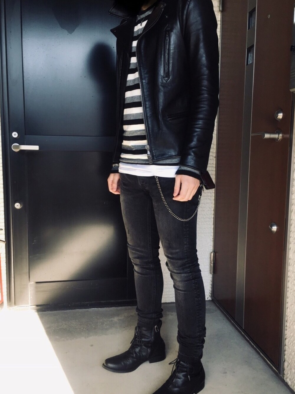 「LOUNGE LIZARD」｜「LOUNGE LIZARDのCOW SMOOTH FINISH ダブルライダース（ライダースジャケット、ブラック系）」を使った、t（h）reeさん（メンズ・171cm）の冬コーディネートの1枚目の写真