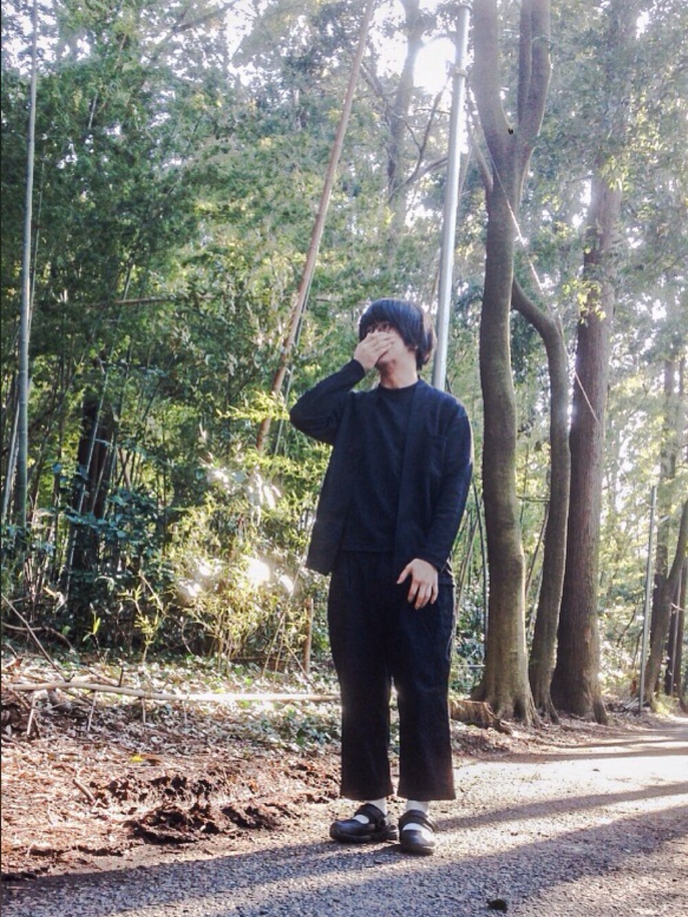 「春の黒フェス、カーディガン、丸メガネ、黒コーデ、ストラップシューズ、和紙、アニオタ同盟」｜「markawareのアイテム（Tシャツ/カットソー、ブラック系）」を使った、カオルさん（メンズ・165cm）の春コーディネートの1枚目の写真