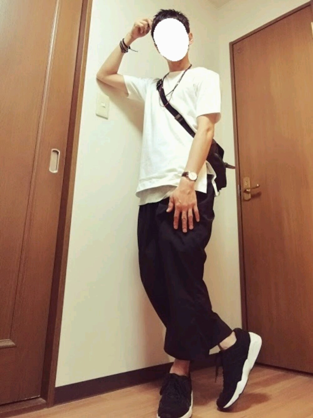 ホワイト系のTシャツ/カットソー、ブラック系のスニーカー、グレー系のタンクトップを着用したメンズの夏コーディネートの1枚目の写真