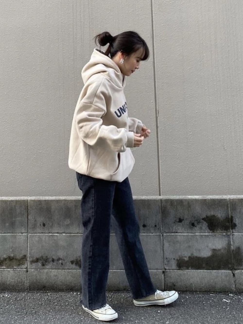 「DONOBAN、ドノバン、staff、スタッフセンバツ、大人カジュアル、カジュアル、ootd、ゆるコーデ、デニム、ビッグシルエット」｜「DONOBANの12-1 ダブルリングピアス＆イヤリング（ピアス（両耳用）、シルバー系）」を使った、donobanstaffさん（レディース・161cm）の冬コーディネートの1枚目の写真