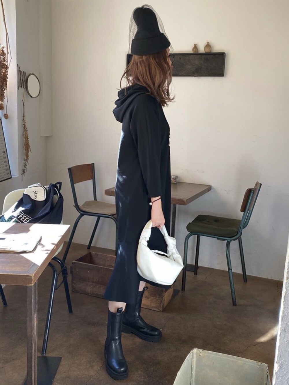 「DONOBAN、ドノバン、秋服、カジュアルコーデ、モノトーン、今日のコーデ、チュールニット帽、モード、オトナカジュアル、サイドゴアブーツ」｜「DONOBANのサイドゴアミドルブーツ（ブーツ、ブラック系）」を使った、donobanstaffさん（レディース・161cm）の秋コーディネートの1枚目の写真