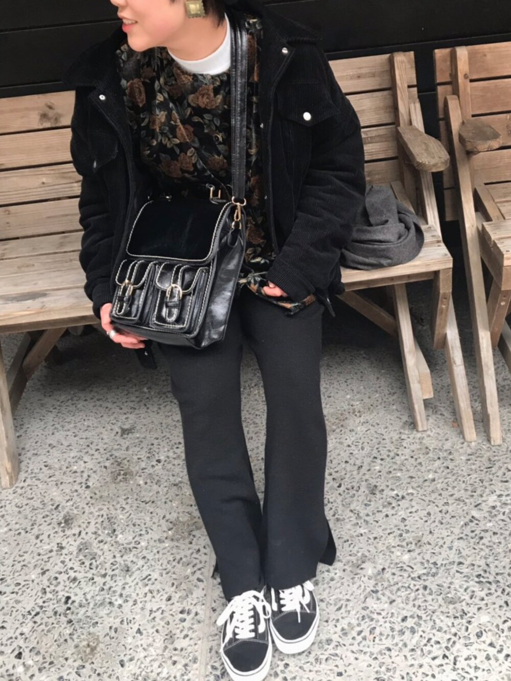 「古着、ブラック、メンズライク」｜「RETRO GIRLのアイテム（ショルダーバッグ、ブラック系）」を使った、mimiさん（レディース・162cm）の冬コーディネートの1枚目の写真