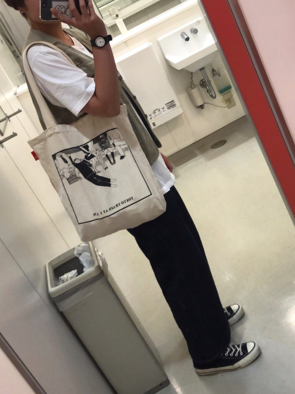 「フィッシングベスト、メンズライク、古着、GU」｜「GUのアイテム（Tシャツ/カットソー、ホワイト系）」を使った、mimiさん（レディース・162cm）の秋コーディネートの1枚目の写真