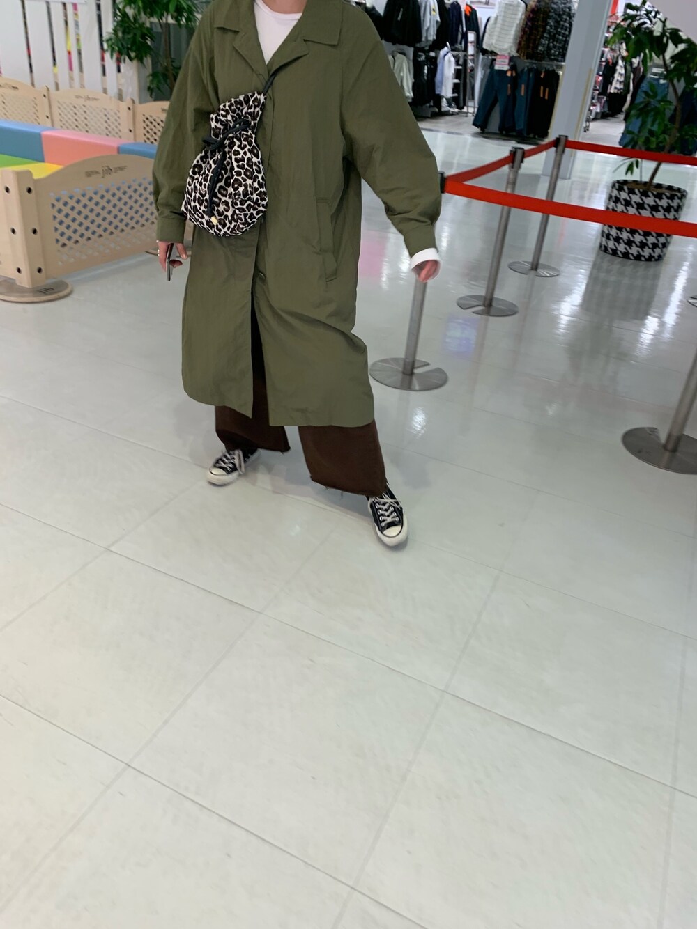 「シンプル、大人カジュアル、お洒落さんとつながりたい、今日のコーデ、ブラウン、ワイドパンツ、冬コーデ、レオパード柄」｜「GUのアイテム（Tシャツ/カットソー、ホワイト系）」を使った、mimiさん（レディース・162cm）の秋コーディネートの1枚目の写真