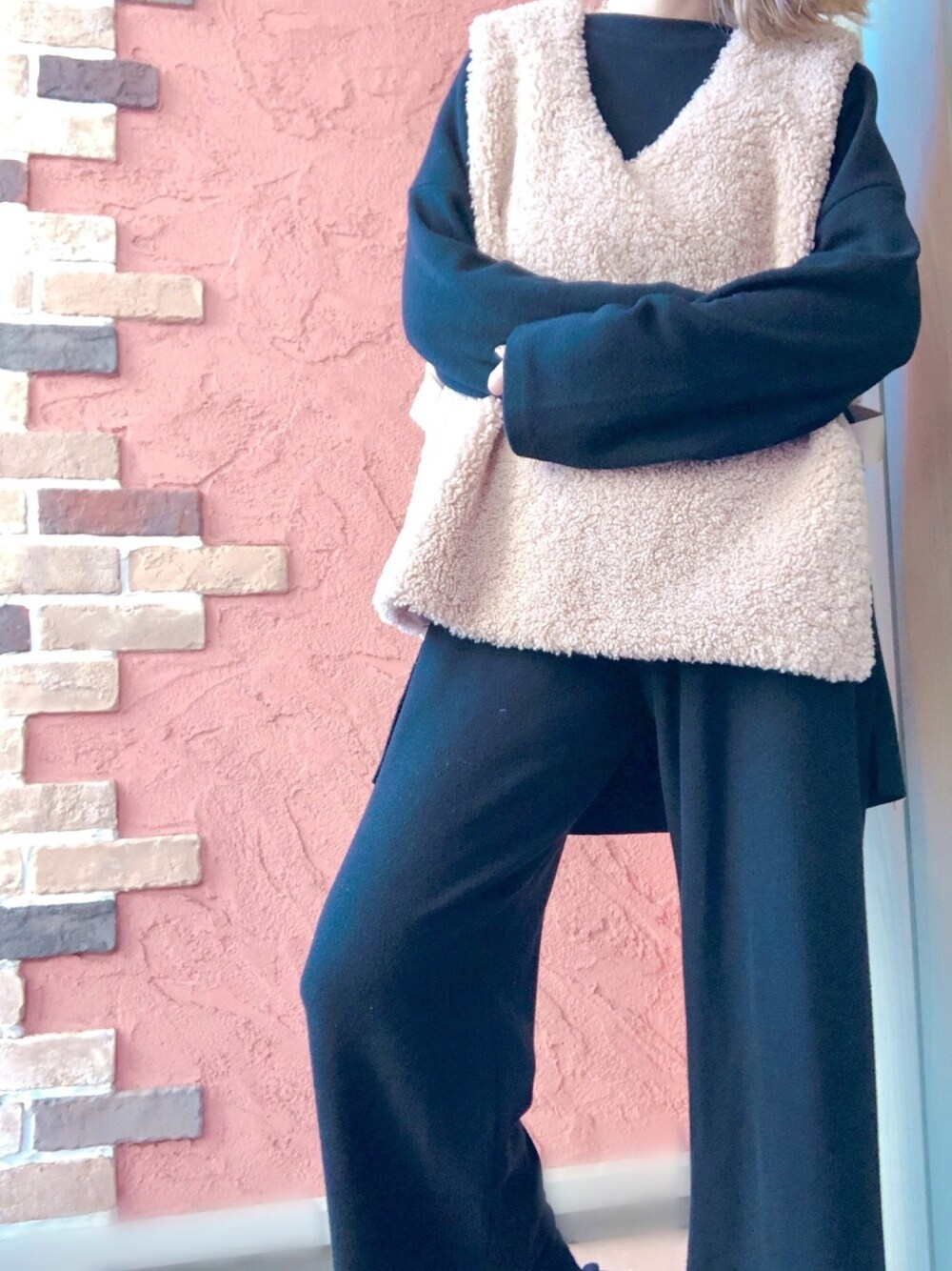 「モード、大人カジュアル、ママコーデ、ベスト、きれいめカジュアル、おしゃれさんと繋がりたい、相互フォロー、ニットコーデ」｜「chelseaのアイテム（ベスト、ベージュ系）」を使った、nya.パーソナルスタイリストさん（レディース・154cm）の秋コーディネートの1枚目の写真