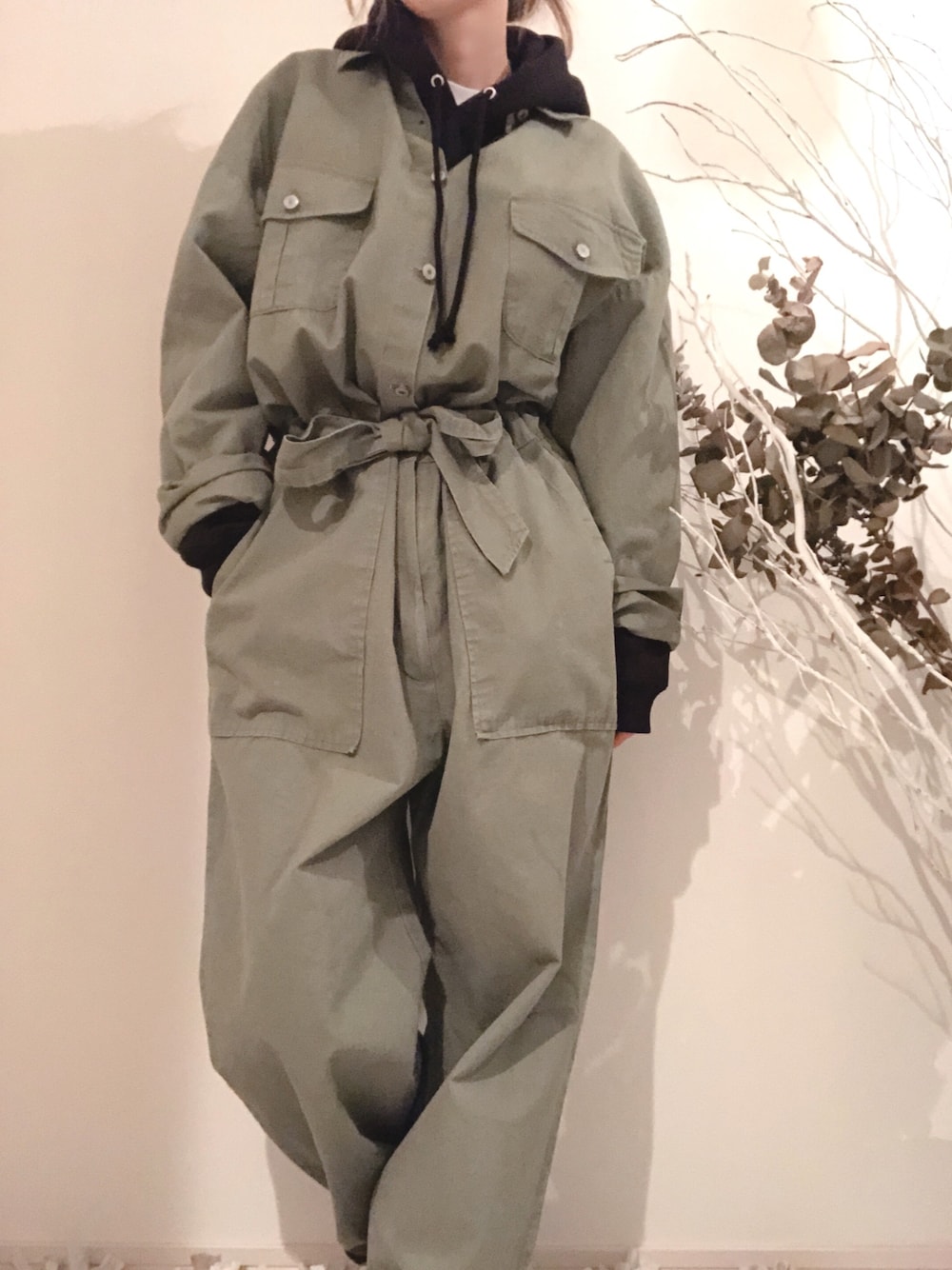 「オーバーオール、つなぎ、冬、パーカーコーデ、美容師、ママコーデ、年末WEAR感謝祭、低身長、相互フォロー」｜「vintageroom.701のアイテム（オールインワン・サロペット、グリーン系）」を使った、nya.パーソナルスタイリストさん（レディース・154cm）の冬コーディネートの1枚目の写真