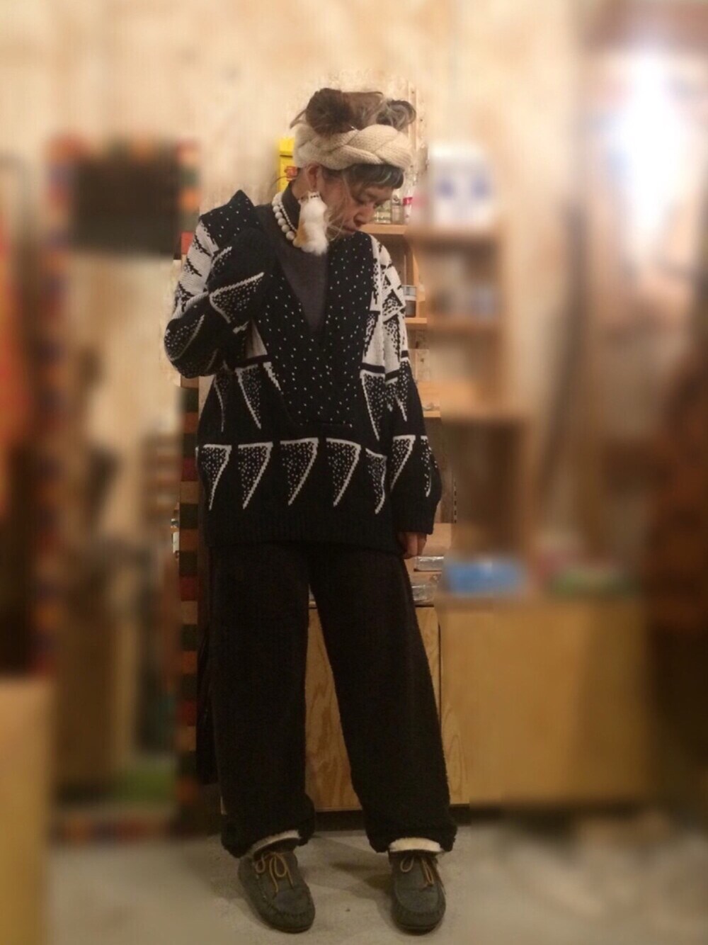 ブラック系のニット/セーター、ブラック系のパンツ、グレー系のシューズを着用したレディースの冬コーディネートの1枚目の写真