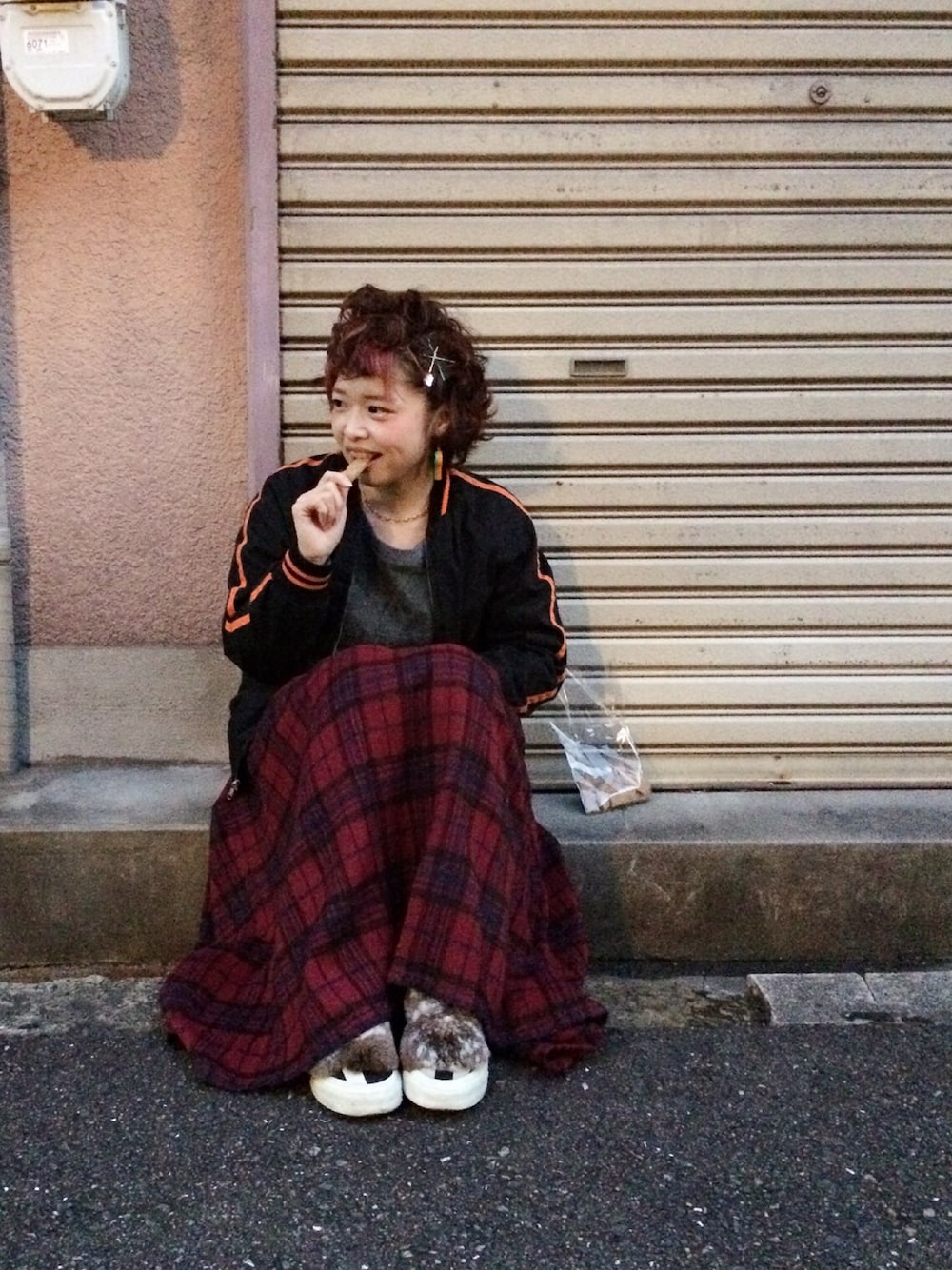 「シンプル、古着、ブルゾン、ロングスカート、チェックスカート、笛、チョーカー、モヒカン、ヘアアレンジ、クッキー」｜「モヒカンヘアのアイテム（その他ヘアアクセサリー、その他）」を使った、chii-*Ü*ᙏ̤̫ᗦ↞︎◃︎さん（レディース・145cm）の冬コーディネートの1枚目の写真
