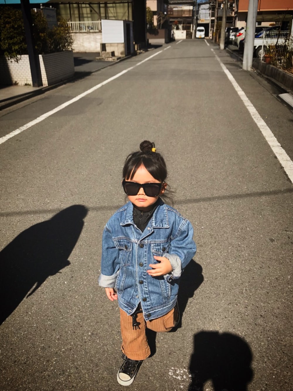 「オーバーサイズ、ワイドパンツ、秋冬ファッション、モデル」｜「SLYのアイテム（サングラス、ブラック系）」を使った、chilinchilinさん（キッズ・100cm）の春コーディネートの1枚目の写真