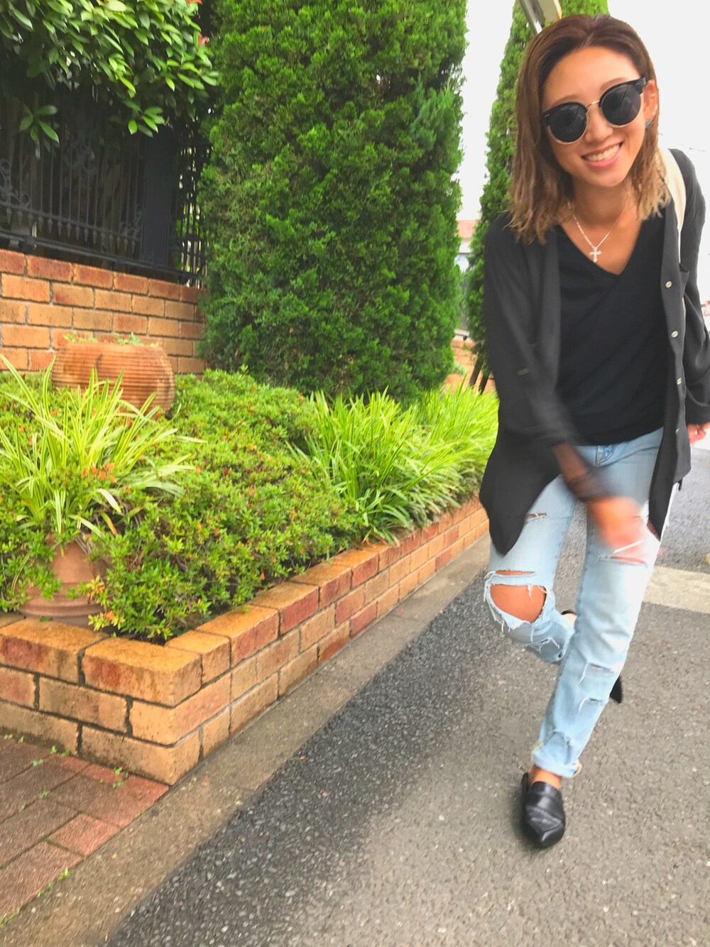 その他のデニムパンツ、ブラック系のTシャツ/カットソー、ブラック系のその他シューズを着用したレディースの夏コーディネートの1枚目の写真