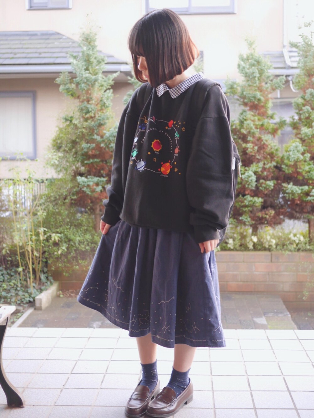 ブラック系のスウェット、ブルー系のシャツ/ブラウス、ブルー系のスカートを着用したレディースの冬コーディネートの1枚目の写真