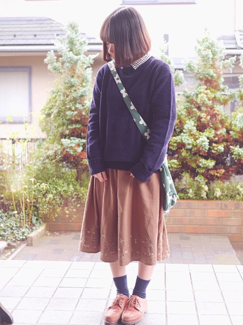 「ギンガムチェックシャツ、ニット」｜「ehka sopoのアイテム（スカート、ブラウン系）」を使った、あいるさん（レディース・145cm）の冬コーディネートの1枚目の写真