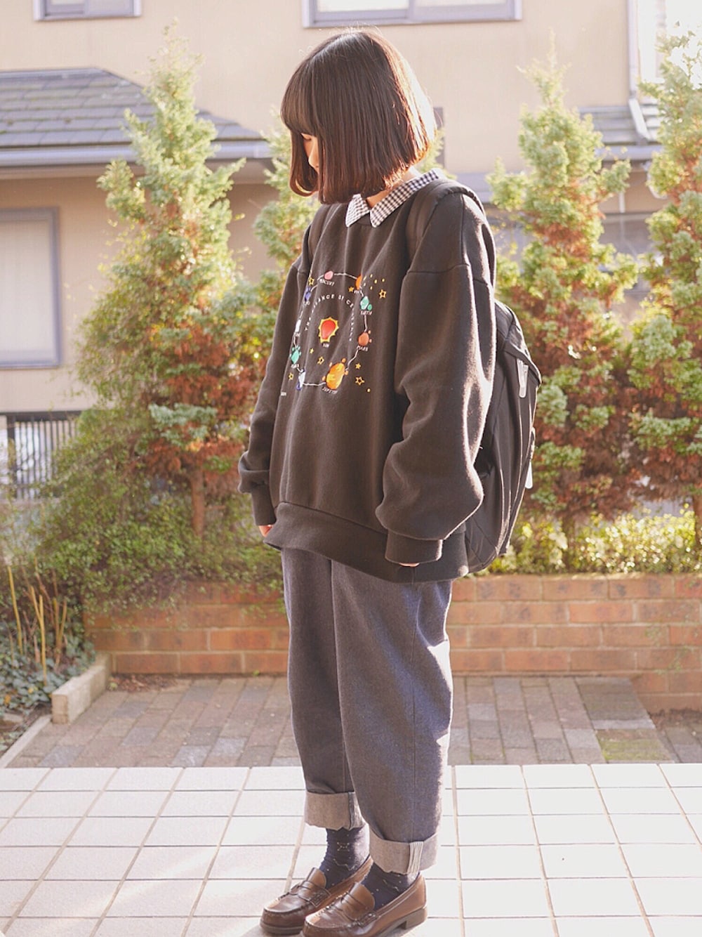 「トレーナー、デニムパンツ、リュック、ローファー」｜「古着のアイテム（スウェット、ブラック系）」を使った、あいるさん（レディース・145cm）の冬コーディネートの1枚目の写真