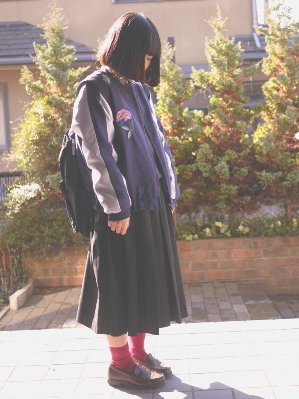 「刺繍、プリーツスカート、リュック、ローファー、赤い靴下」｜「POU DOU DOUのスーベニアジャケット（ブルゾン、ブルー系）」を使った、あいるさん（レディース・145cm）の冬コーディネートの1枚目の写真