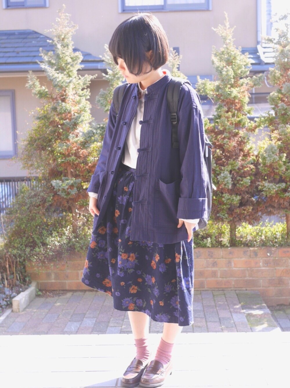 「チャイナジャケット、花柄スカート、リュック、ローファー」｜「ehka sopoのアイテム（ノーカラージャケット、ブルー系）」を使った、あいるさん（レディース・145cm）の春コーディネートの1枚目の写真