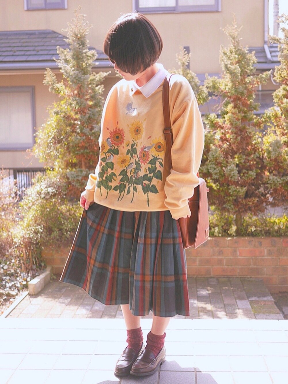 「古着、トレーナー、チェックスカート、ローファー、レトロ」｜「ehka sopoのアイテム（スカート、グリーン系）」を使った、あいるさん（レディース・145cm）の春コーディネートの1枚目の写真