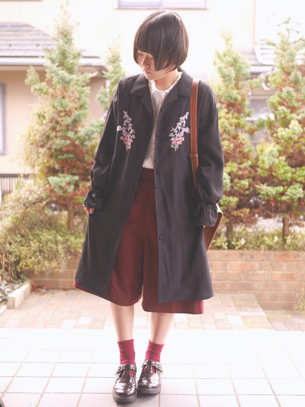 「ワンピース、ガウチョパンツ、刺繍、レトロ、黒」｜「B.L.U.Eのアイテム（シャツ/ブラウス、ホワイト系）」を使った、あいるさん（レディース・145cm）の春コーディネートの1枚目の写真