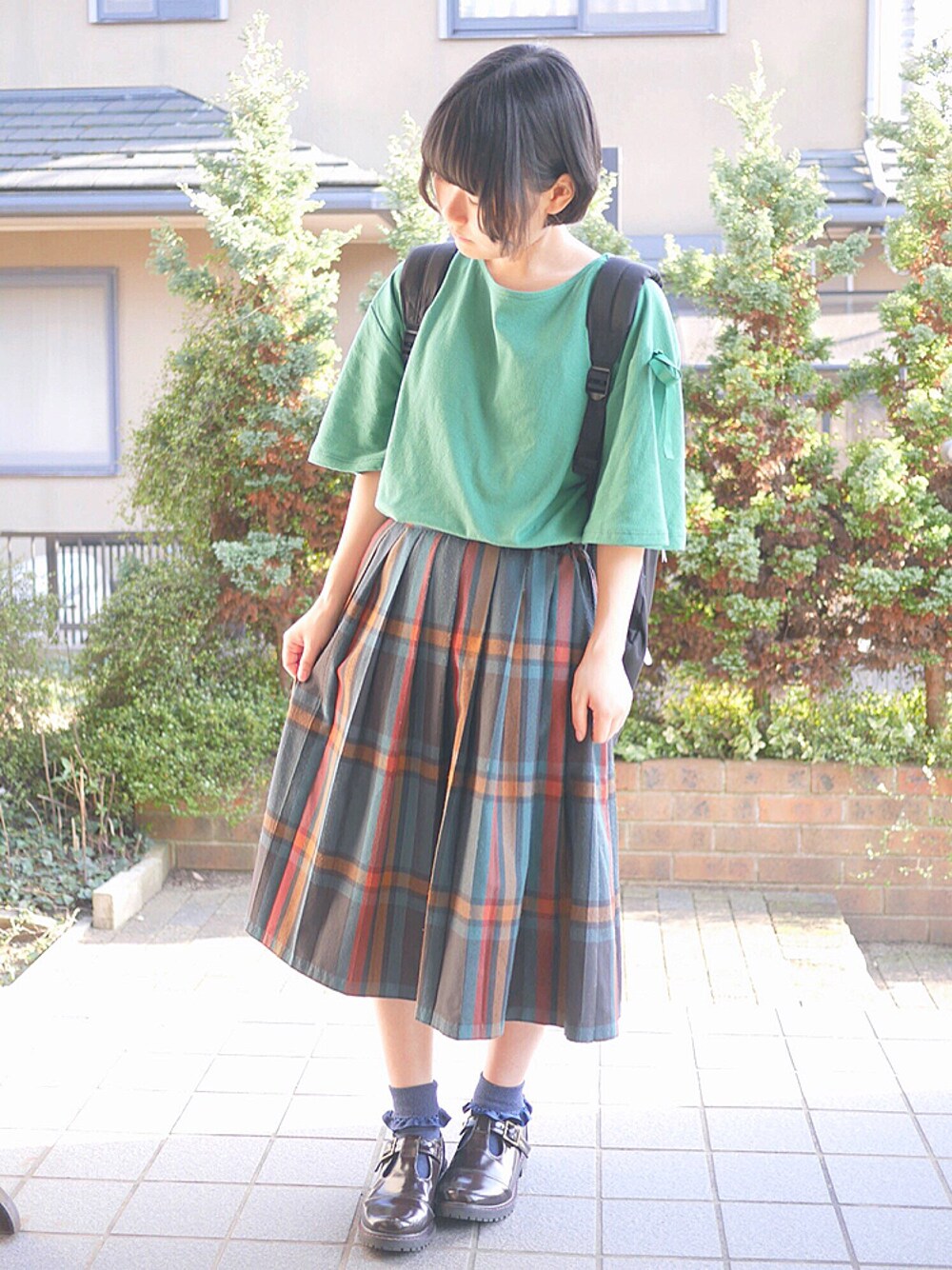 「チェックスカート、緑、ストラップシューズ、黒リュック、レトロ」｜「ehka sopoのアイテム（Tシャツ/カットソー、グリーン系）」を使った、あいるさん（レディース・145cm）の春コーディネートの1枚目の写真