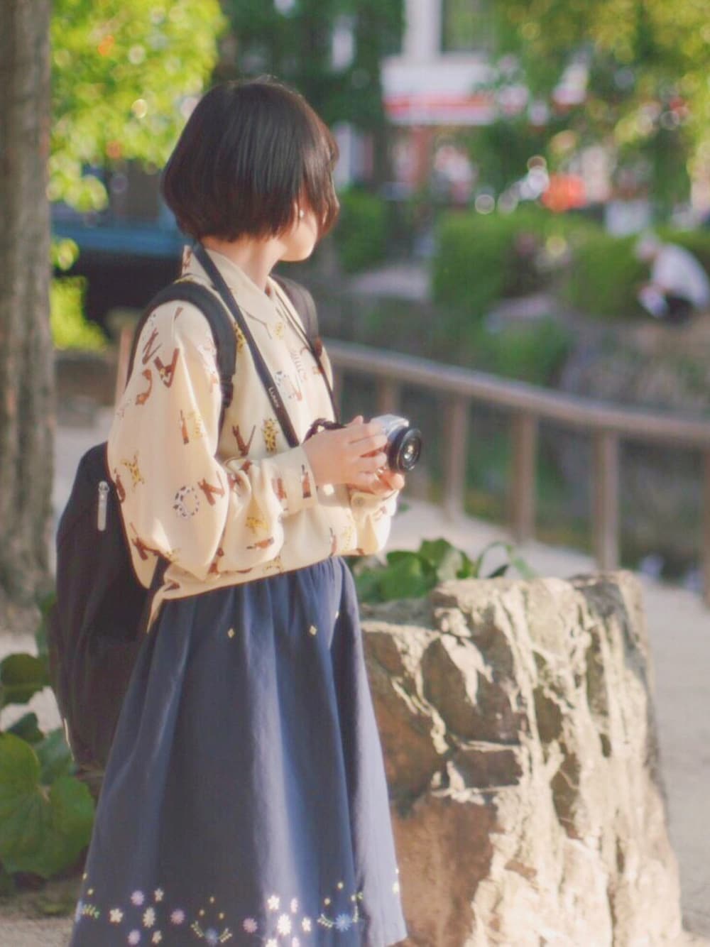 「古着MIX、柄シャツ、刺繍、リュック」｜「古着のアイテム（シャツ/ブラウス、ベージュ系）」を使った、あいるさん（レディース・145cm）の春コーディネートの1枚目の写真