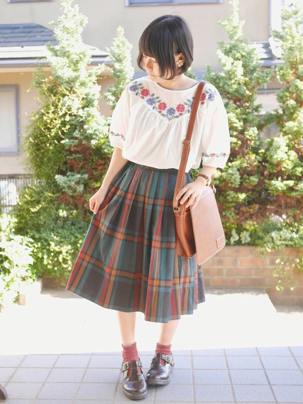 「刺繍ブラウス、チェックスカート、ストラップシューズ、ショルダーバッグ、ゆるコーデ」｜「ehka sopoのクロスステッチギャザーブラウス（トップス、ホワイト系）」を使った、あいるさん（レディース・145cm）の夏コーディネートの1枚目の写真