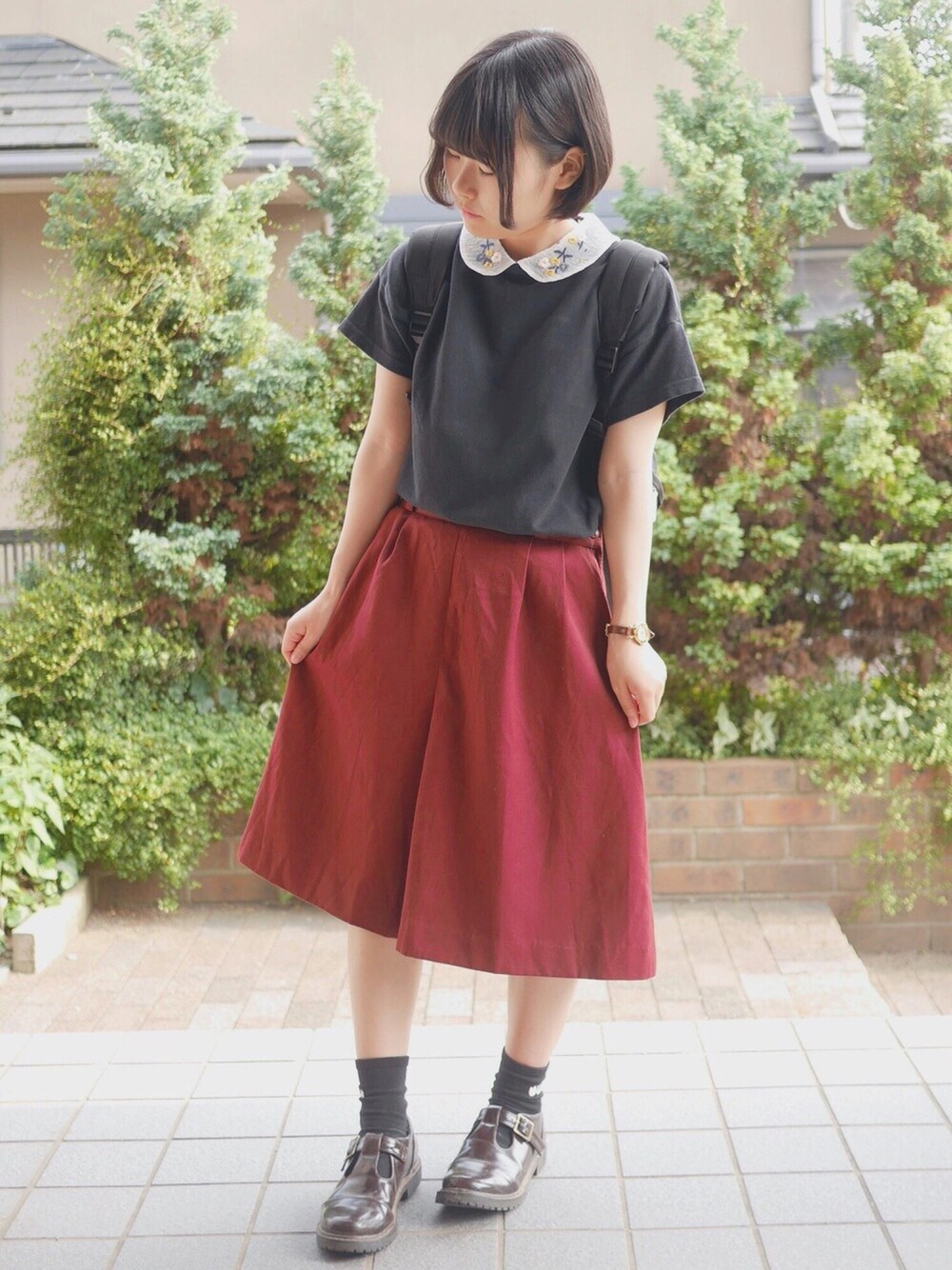「キレイめ、黒、赤、刺繍、ストラップシューズ、黒リュック」｜「POU DOU DOUのオーガンジー花刺繍衿カノコプルオーバー（Tシャツ/カットソー、ブラック系）」を使った、あいるさん（レディース・145cm）の夏コーディネートの1枚目の写真